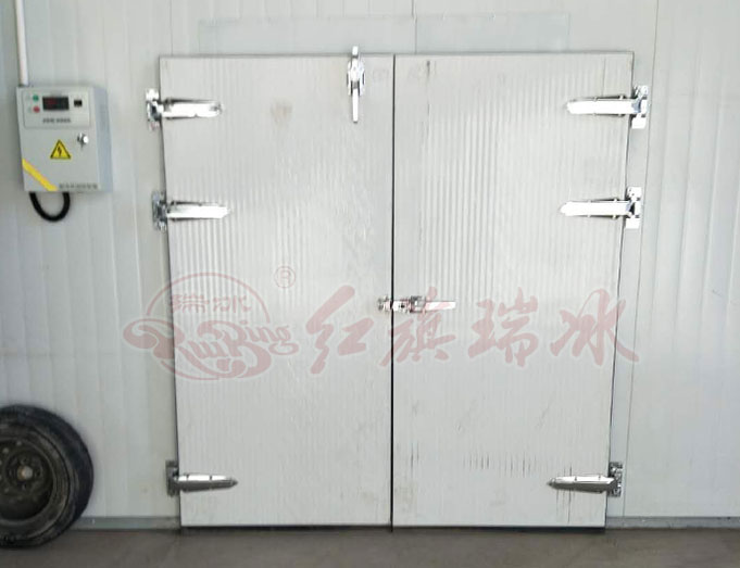 雙開鉸鏈門安裝現(xiàn)場(chǎng)圖